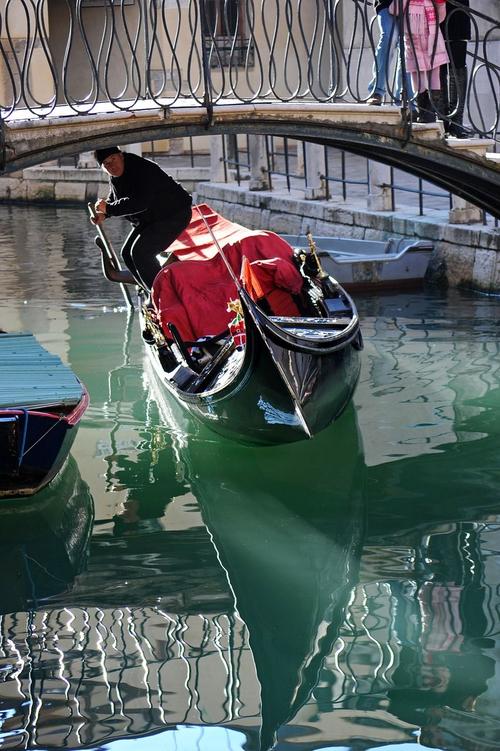 威尼斯划船文案高级英文_威尼斯的船夫怎么划船